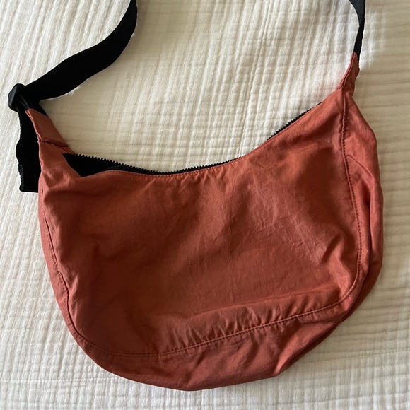 Baggu crescent in Rhubarb - Picture 2 of 7